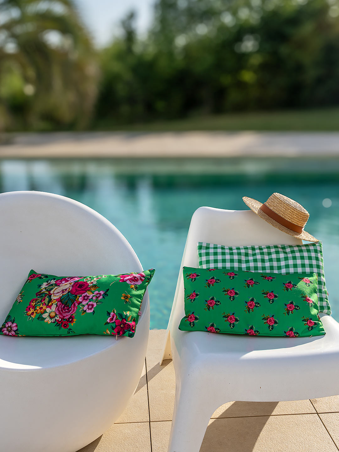 Coussins d'extérieur verts à fleurs sur des fauteuils de jardin