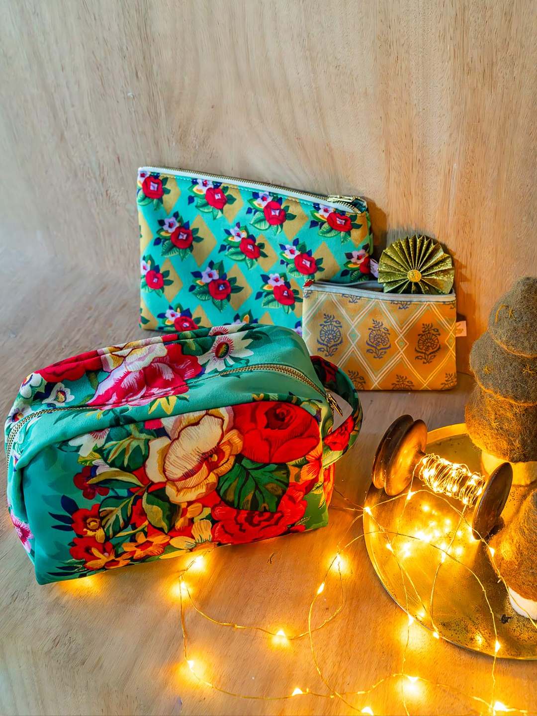 Trousse et pochettes en velours fleuri